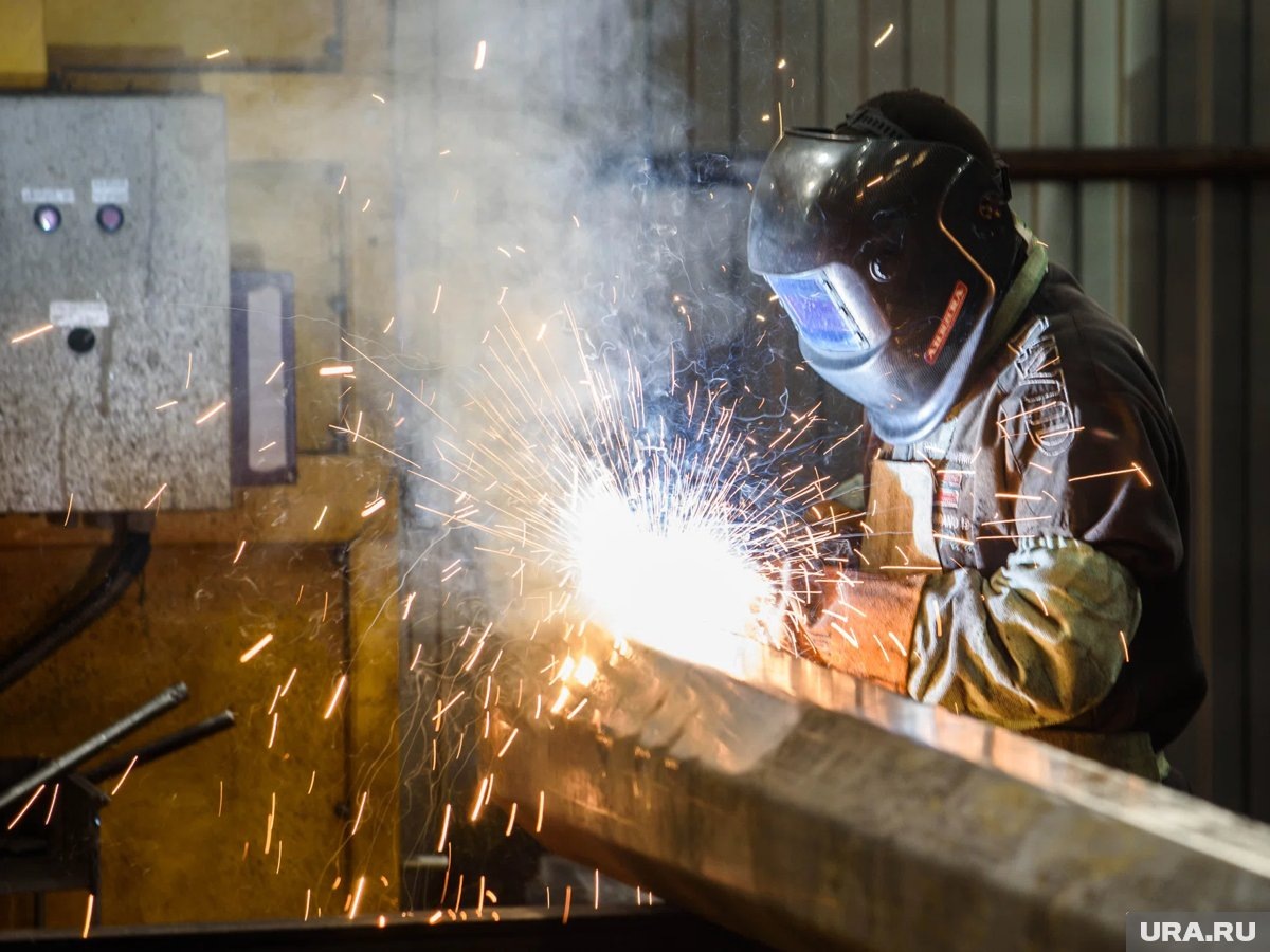     По данным сервисов по поиску работы, зарплата сварщика в России превышает 260 тысяч рублей