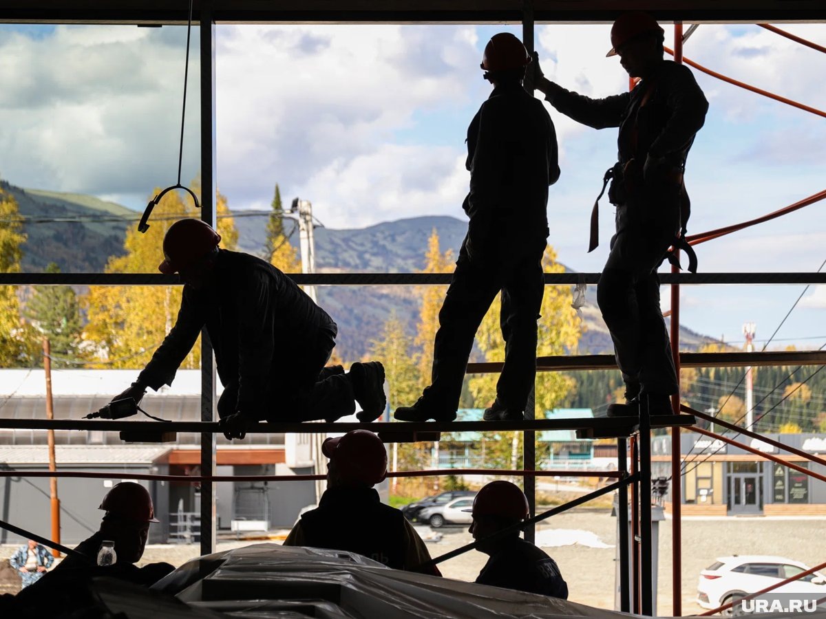  Рабочих приходится привозить из стран дальнего зарубежья, рассказал Варакин