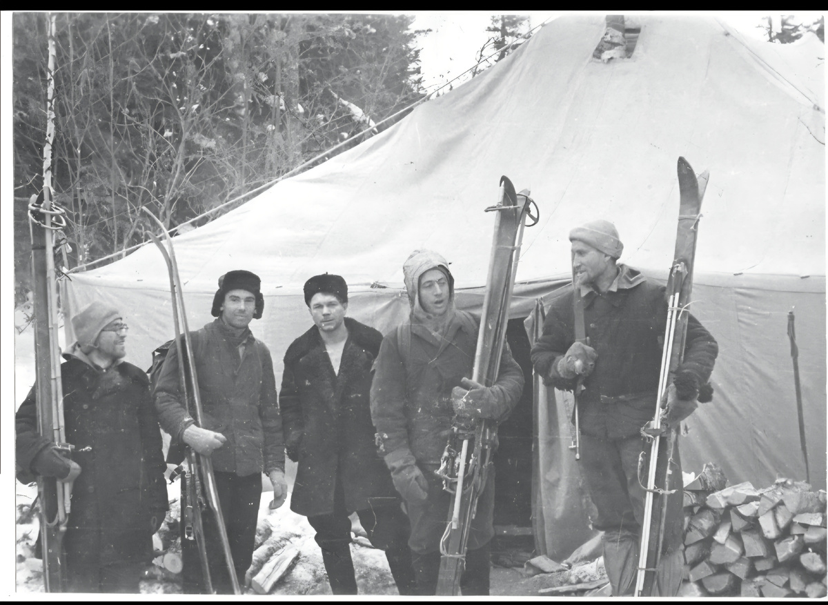 Фото 2. На поисках. Неволин в центре, слева в очках Карелин