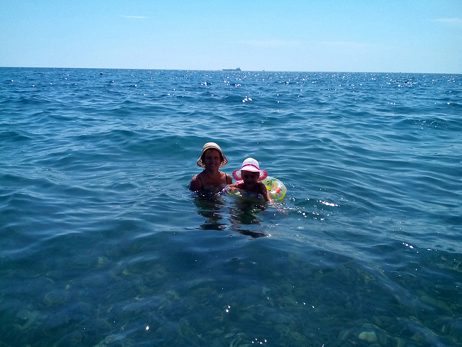 С внучкой на море