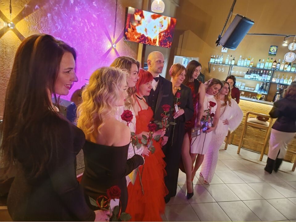    Участники шоу "Холостяк в Птичке". Источник: Светлана Ермошина