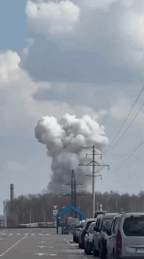    ОТРК "Искандер-М" по предприятию ВПК на окраине Чернигова, где было организовано массовое производство БПЛА. Видео: "О Войне"