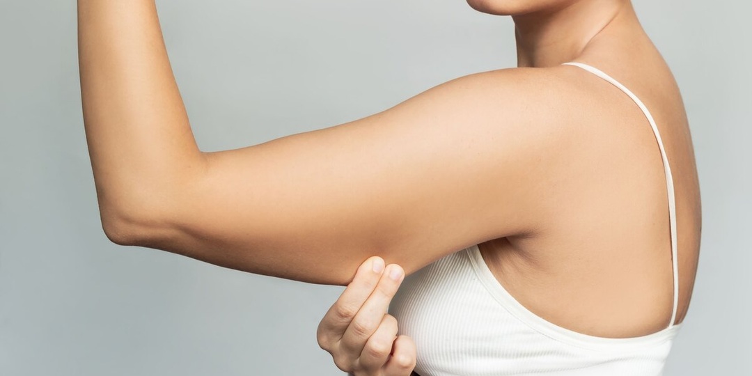 Сильные руки и красивое декольте: 5 упражнений, которые работают