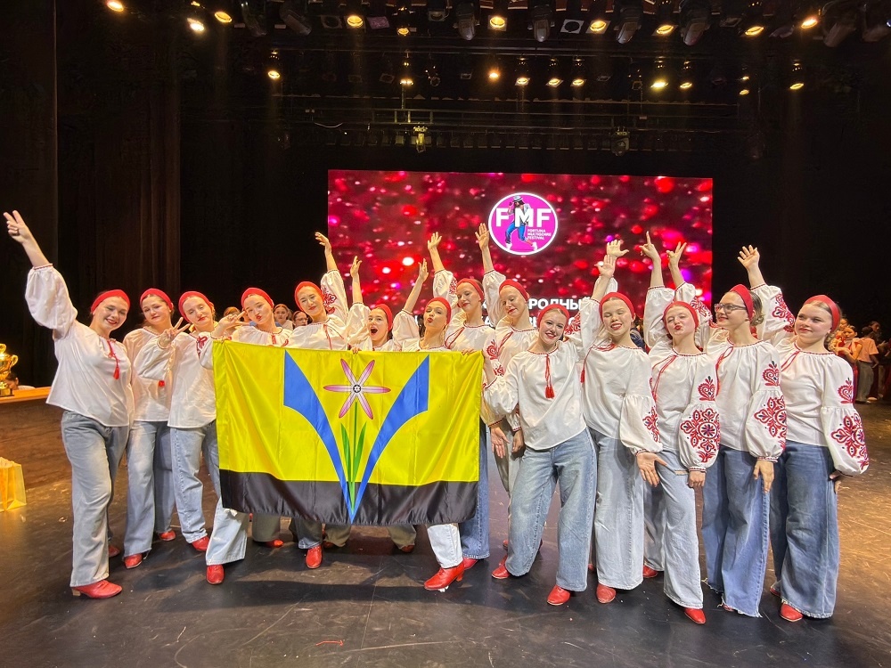    На сцене в Ташкенте флаг Искитимского района. Фото Центра развития культуры Искитимского района