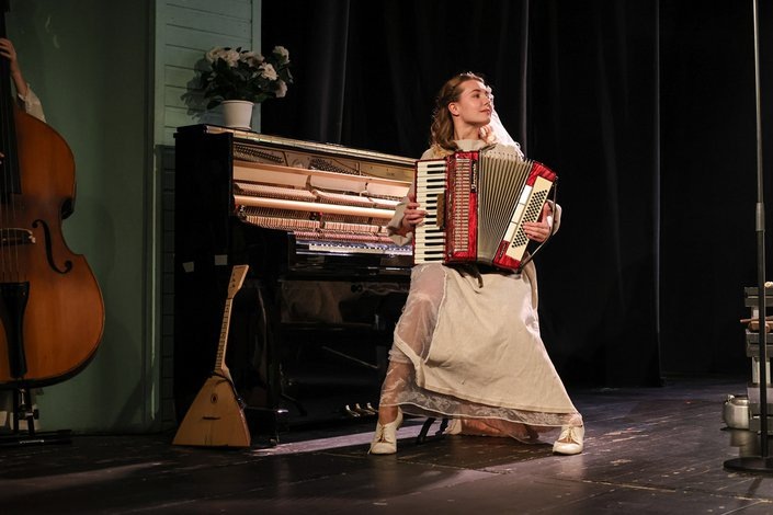    Сцена из спектакля «Я больше не увидел Аси» (ГИТИС, Москва). Фото предоставлено Иркутским ТЮЗом