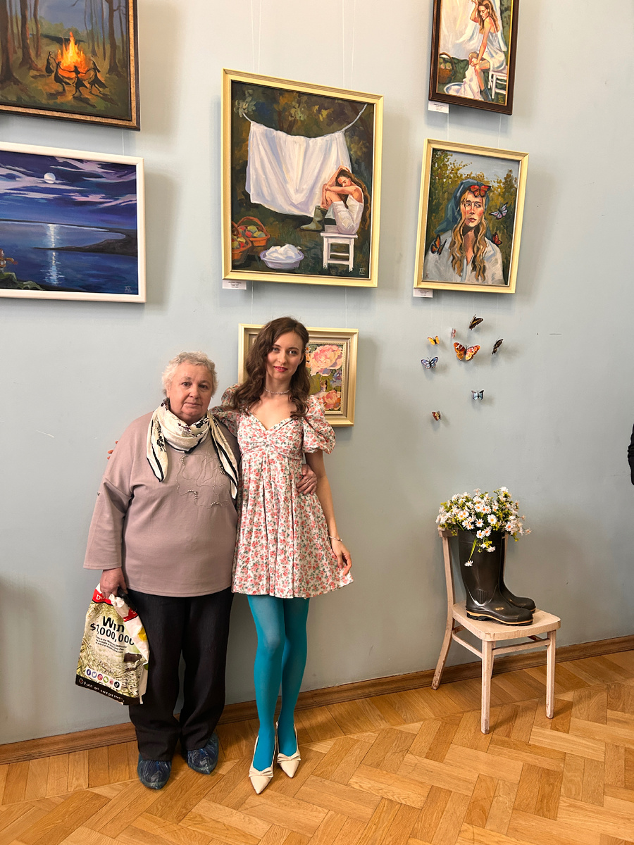 Моя мама и дочь Агния на открытии её выставки картин