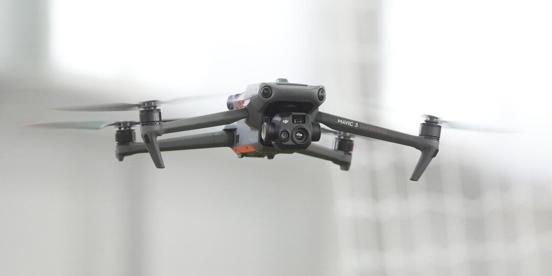 Два человека госпитализированы после атаки БПЛА в Ленобласти