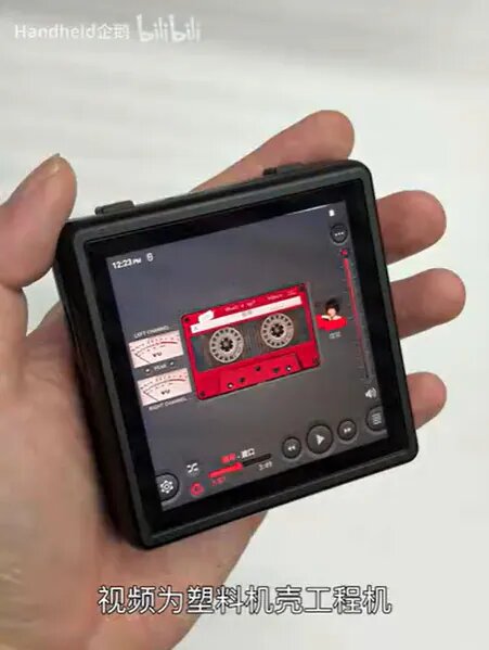    Консоль-слайдер Anbernic с квадратным экраном показали «вживую» [ВИДЕО]