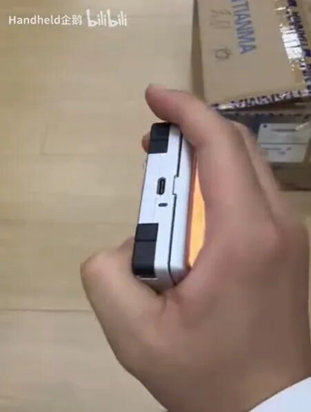    Консоль-слайдер Anbernic с квадратным экраном показали «вживую» [ВИДЕО]