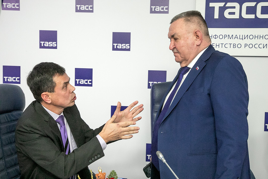    Несмотря на готовность ЦБ частично снизить территориальный коэффициент по ОСАГО, говорить об урегулировании всего комплекса накопившихся проблем пока не приходится. На фото - руководитель представительства РСА в СФО Сергей Мороз (слева) и глава транспортного комитета регионального ЗС Валерий Ильенко. Фото: Михаил Периков