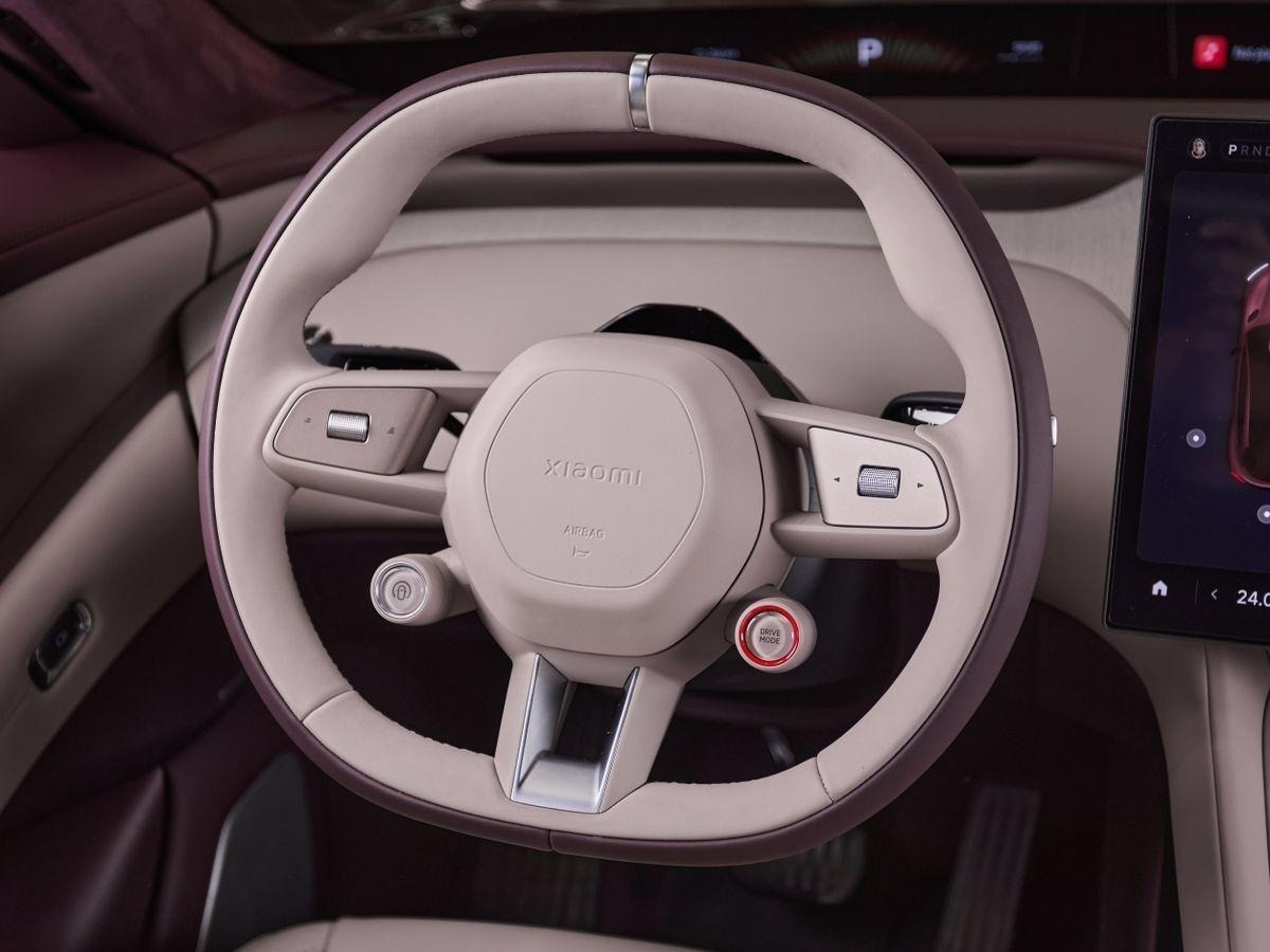 Xiaomi SU7. Фото сделано в автосалоне АСЦ АВТО.