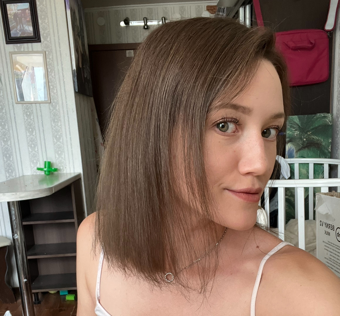 Лысые виски, пробор на одну сторону, а второй стороне волос практически нет...