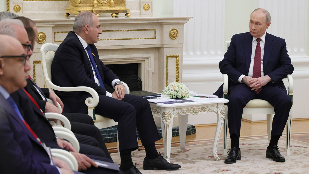   Пресс-служба президента России- Президент России Владимир Путин и премьер-министр Армении Никол Пашинян (справа налево)