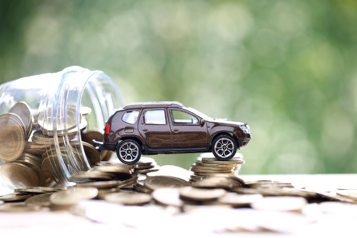 Автор фото: Monthira / Shutterstock / FOTODOM. Продажи новых и старых автомобилей в России заметно активизировались. Снижение ключевой ставки способствует росту спроса на покупку авто в кредит.