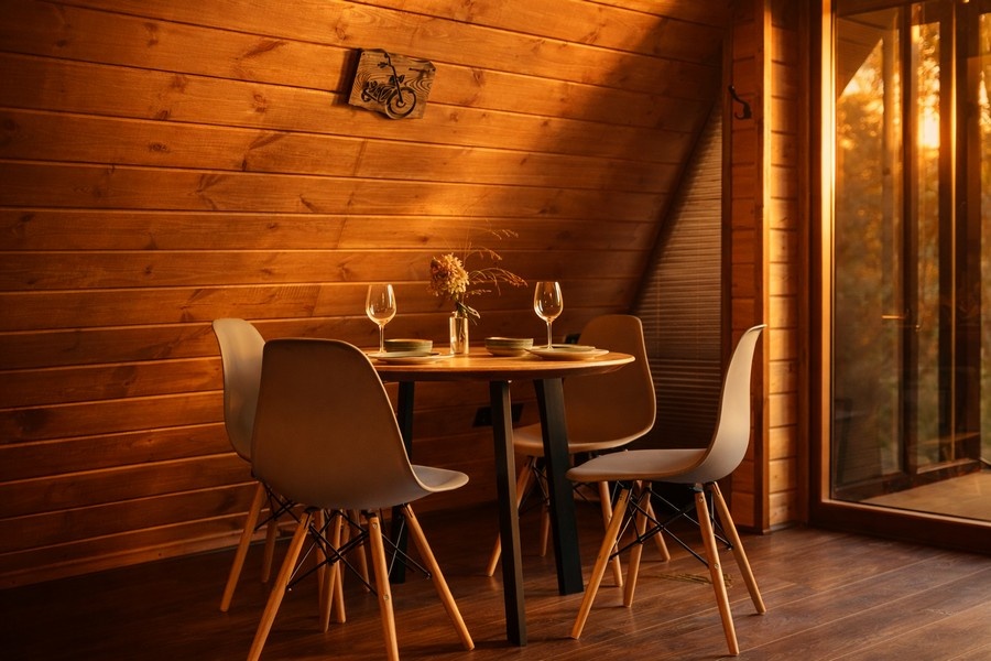 Отель всегда остаётся частью системы. Там есть движение, чужие люди, расписание, пусть даже незаметное. Вы можете не обращать на это внимания, но ощущение присутствия других всё равно остаётся. Даже если вокруг тихо, Вы всё равно находитесь в пространстве, которое делите с кем-то.