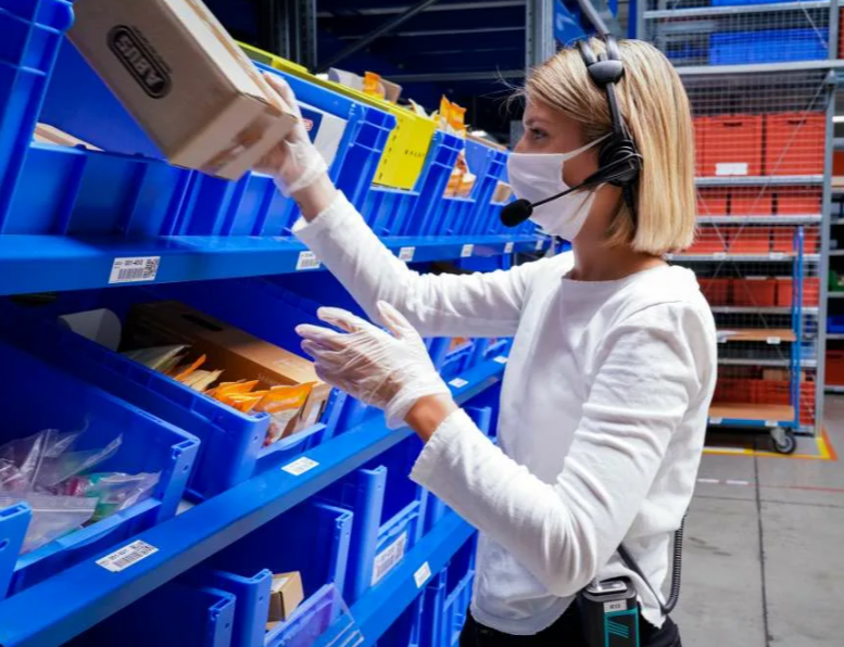 Pick-by-Voice (голосовой отбор)- технология, при которой сотрудники получают задания и подтверждают их выполнение с помощью голосовых команд через гарнитуру