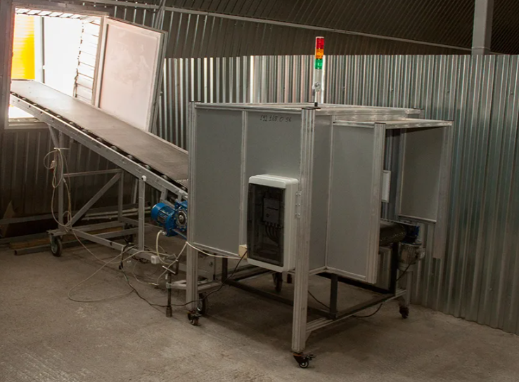 RFID-туннель — Товар, снабжённый RFID-метками, движется по конвейерной ленте и попадает в туннель. Считыватели внутри туннеля одновременно фиксируют данные со всех меток, после чего информация передаётся в систему управления складом (WMS)