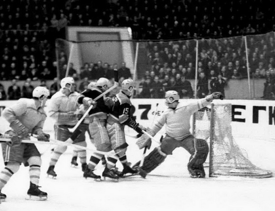 1969 год. ЦСКА-"Химик" (Воскресенск). Вратарь Валерий Зубарев отражает атаку армейцев Москвы
