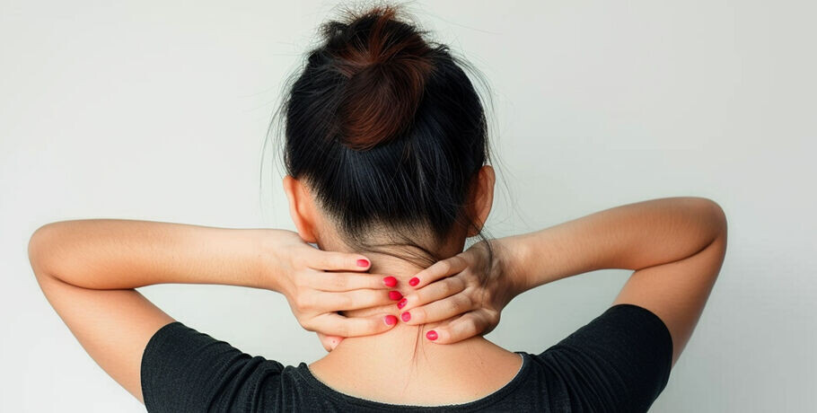 Бессонница от шеи: почему расслабление шейного отдела лечит сон лучше таблеток