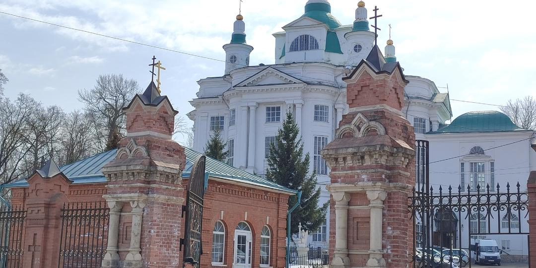 Всехсвятский кафедральный собор в Туле - светлый храм на территории мемориального некрополя