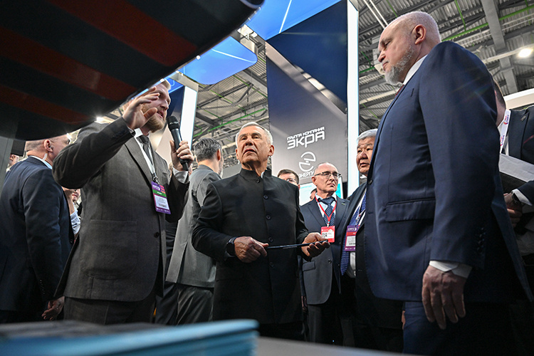    Делегация сперва ознакомилась с экспонатами выставки.   
Фото:  rais.tatarstan.ru