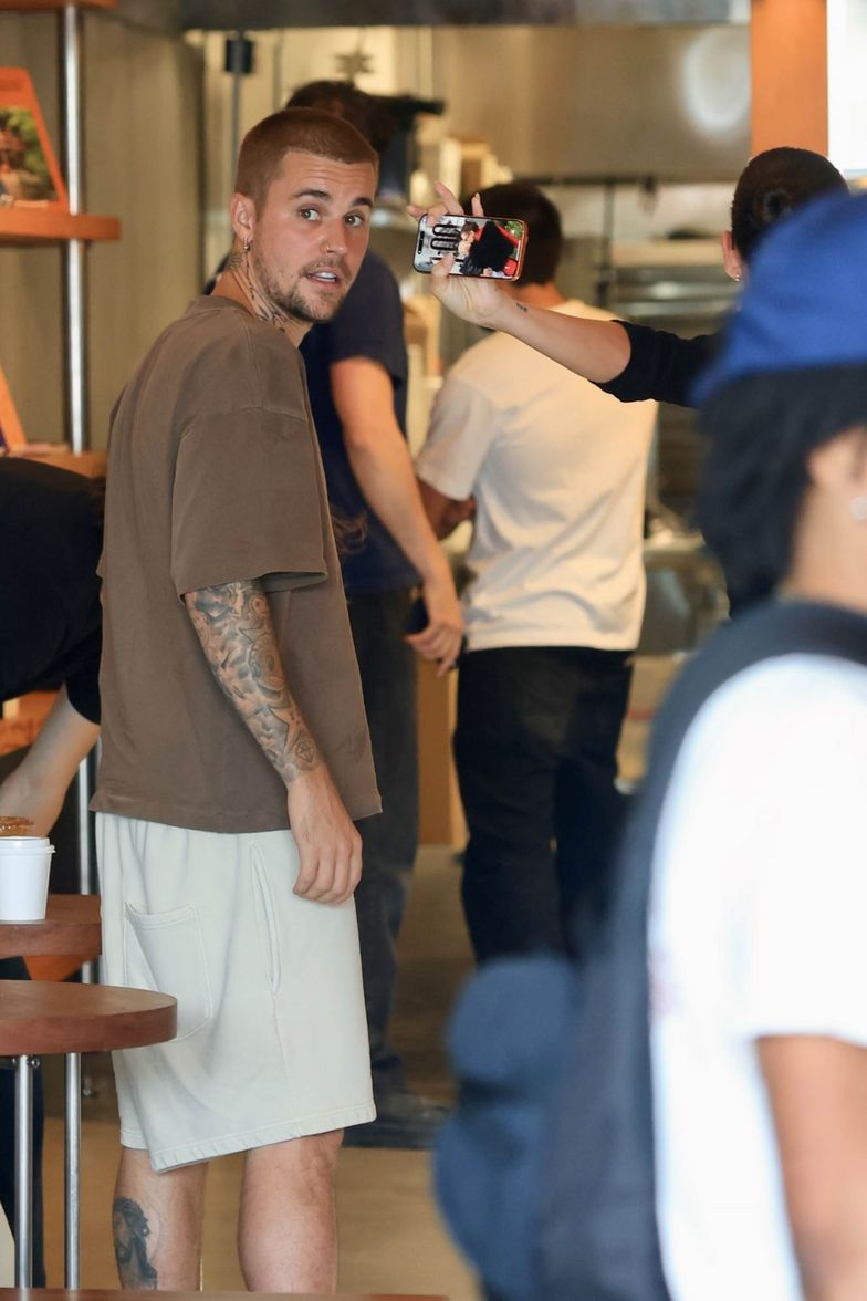    Источник: Backgrid | Джастина Бибера снова сняли папарацци во время прогулки с Хейли