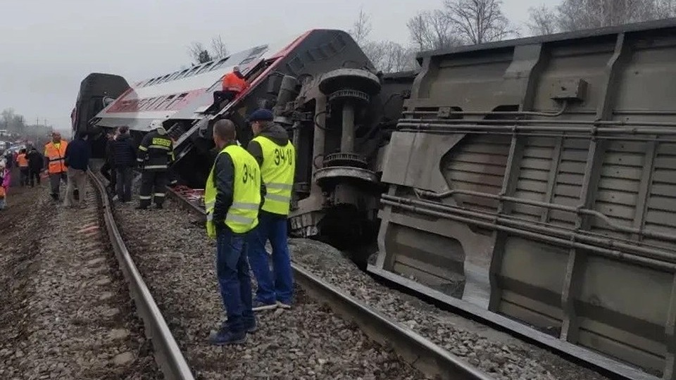 Семь вагонов с пассажирами сошли с рельсов в Ульяновской области, есть пострадавшие: что произошло