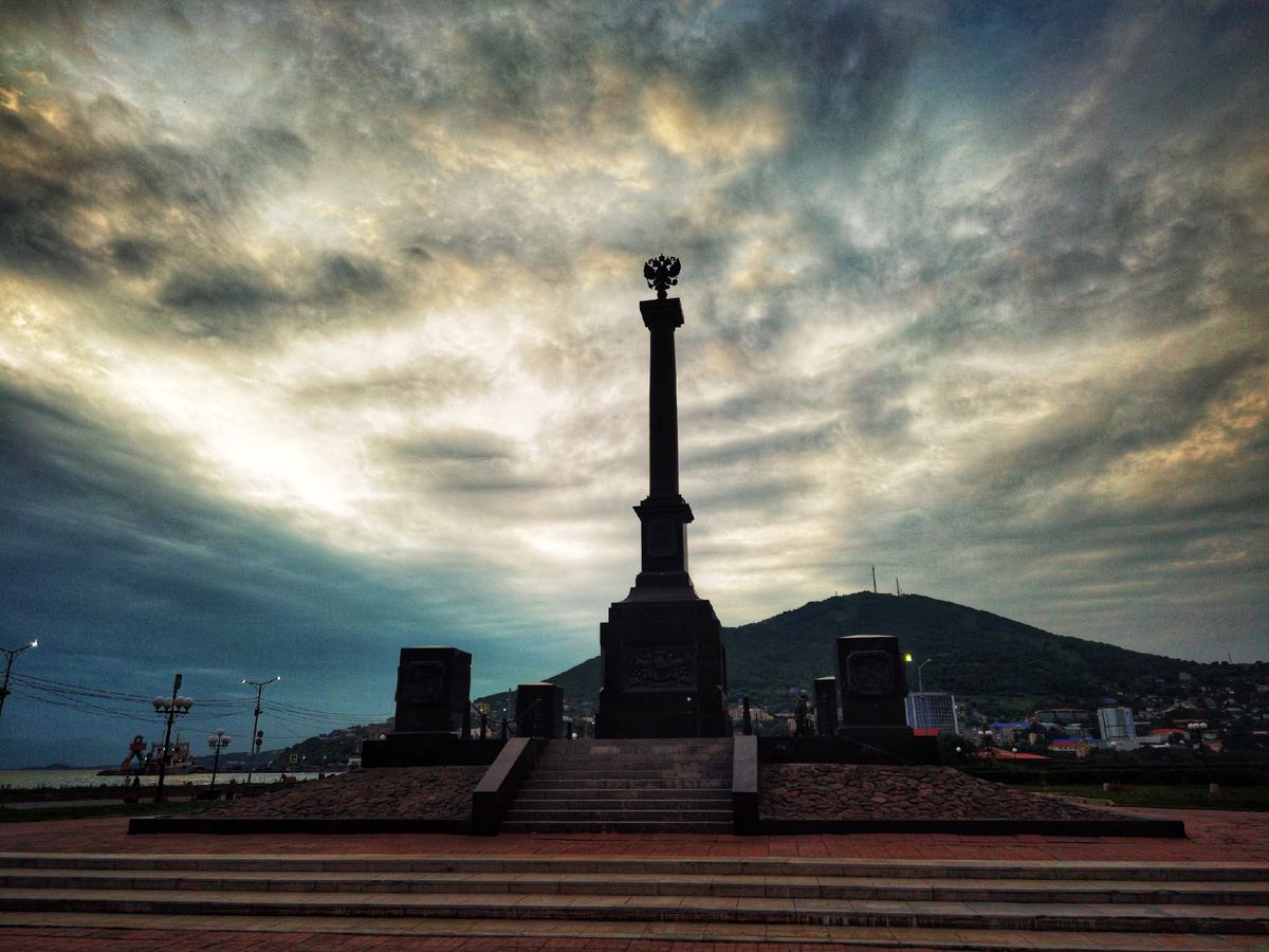 На восточных рубежах время не просто течёт, оно встречается первым.