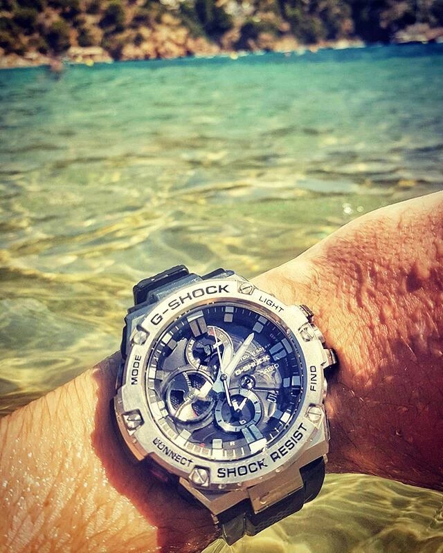 Часы G-Shock GST-B100-1A по стандартам DIN 8310 и ISO 22810 имеют водонепроницаемость до 200 м (20 атмосфер или 20 Бар)