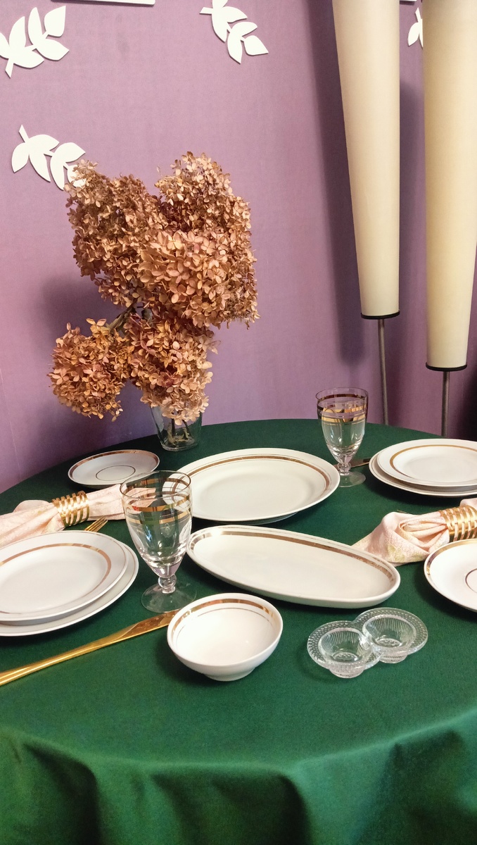 На стол с барахолки. Посудная примерка. Фото автора 