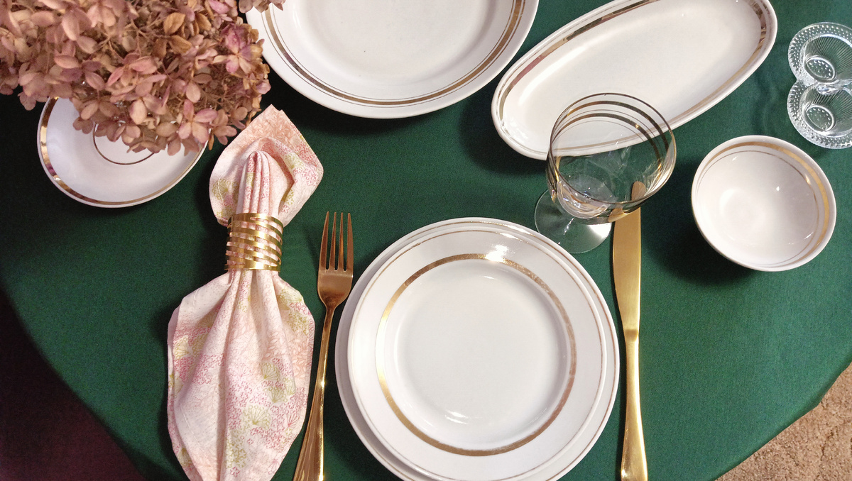 На стол с барахолки. Посудная примерка. Фото автора 