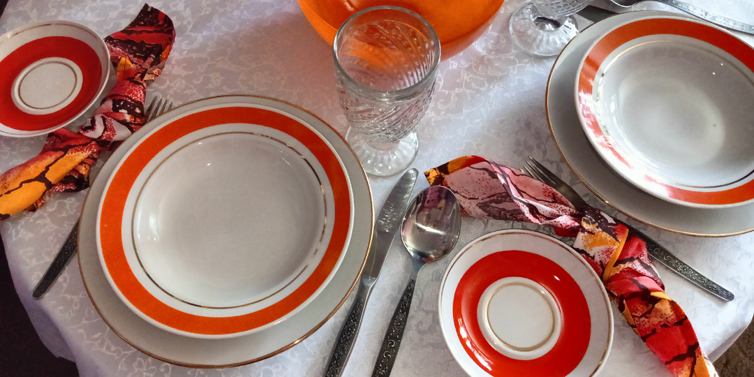 На стол с барахолки. Посудная примерка