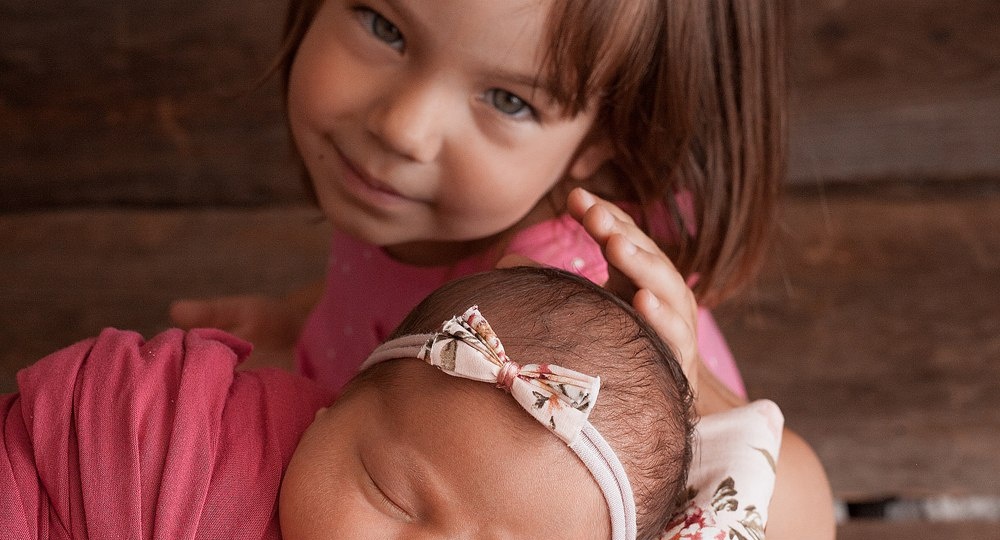 Даже самая скучная комната становится живой, как только в ней появляется ребёнок 🌈 Пусть он «расставлен» по углам — то игрушками, то