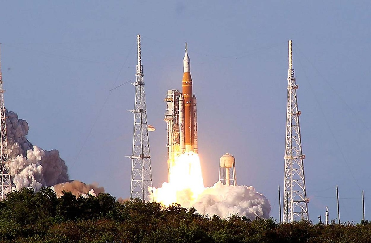 Ракета Space Launch System (SLS) запускает корабль «Орион» с экипажем миссии «Артемида-2» / © NASA