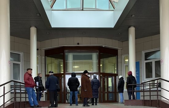    У входа в здание Управления ФНС по городу Орлу. ИА "Орелград"