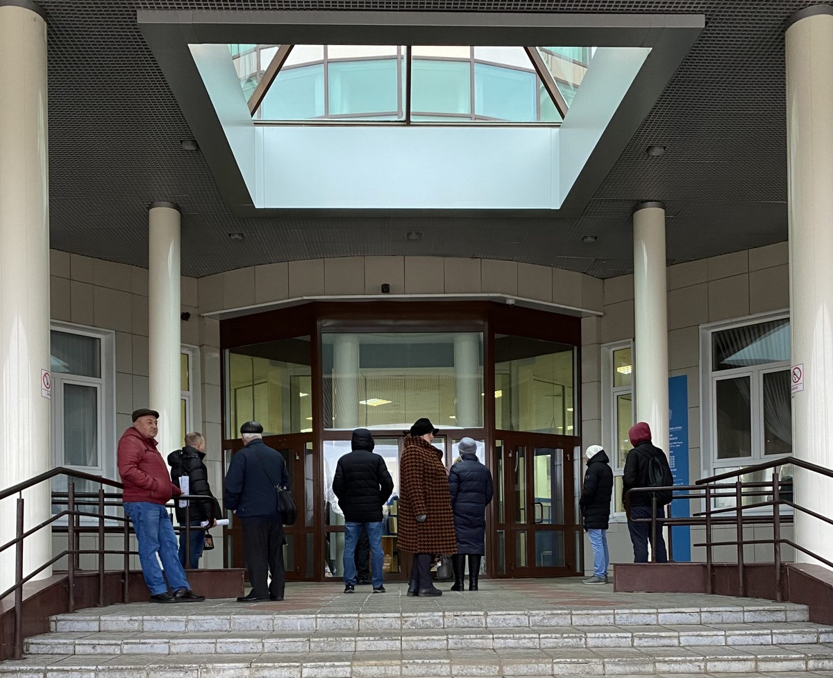    У входа в здание Управления ФНС по городу Орлу. ИА “Орелград”