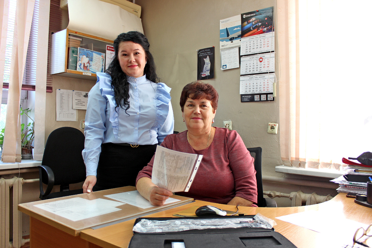 Инженеры ОГМетр Е. В. Ибрагимова и Л. Н. Фазлиахматова