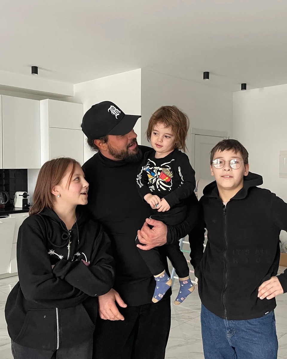 У него остались три сына и дочь.