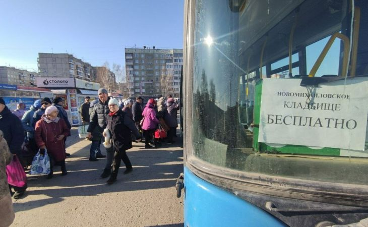 Автобус до кладбища. Фото: amic.ru / Екатерина Смолихина