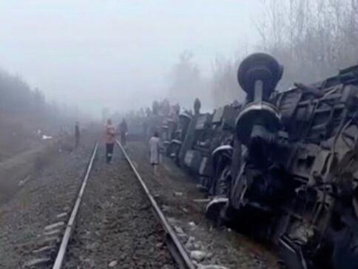    На месте сходе вагонов поезда в Ульяновской области | © Фото : соцсети
