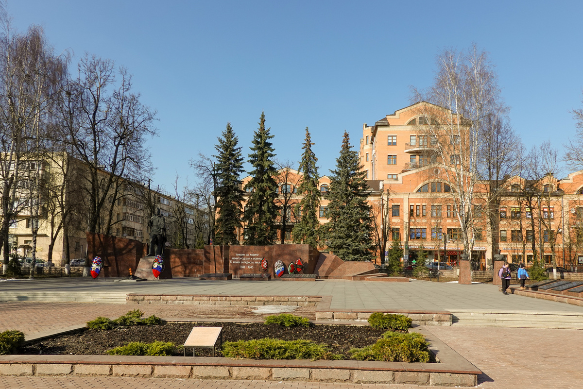 Центральная площадь Звенигорода, между улицами Московская и Комарова.