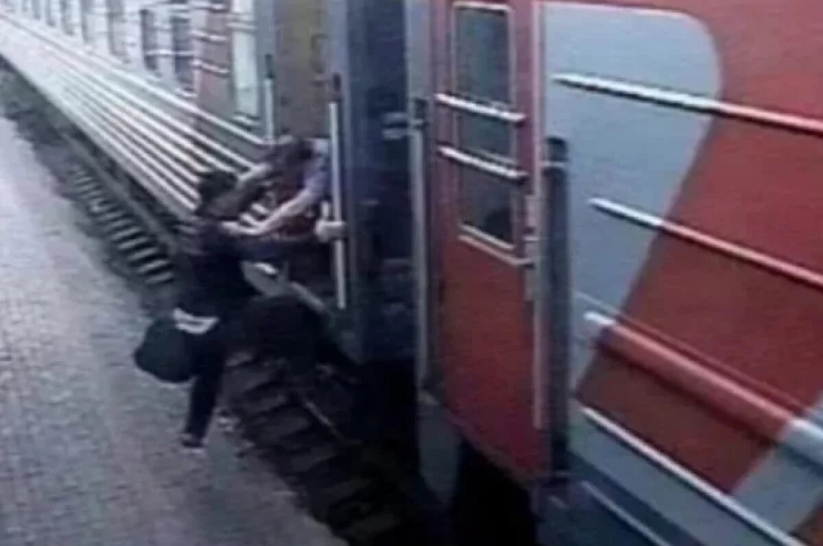    Пассажир поезда Нерюнгри-Хабаровск получил 500 тыс. после падения из вагона