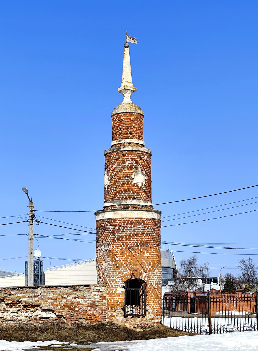 Башня старой ограды Брусенского монастыря, который находится внутри Коломенского Кремля. Таких башен несколько, именно их я видела в окно поезда.