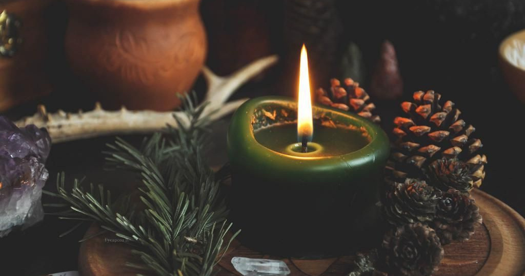 Восковые ключи: ведуньин сказ о выборе цвета и трав для обряда