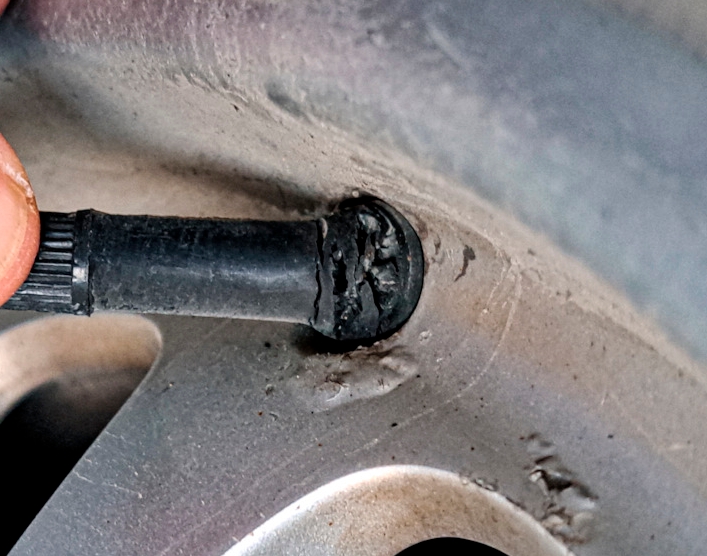 повреждения ниппеля при шиномонтаже как обманывают