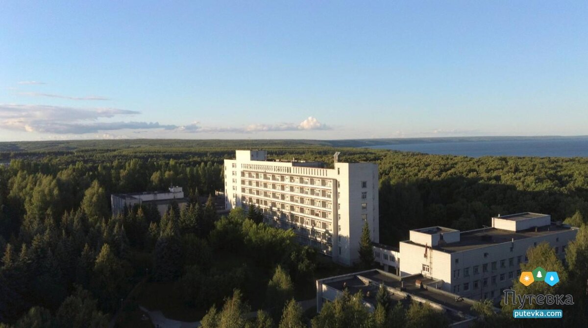 Фото из интернета. Санаторий,  как белый теплоход в океане зелёных лесов.
