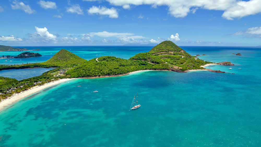 Один из 365 пляжей Антигуа расположен в заливе Эрмитаж. 