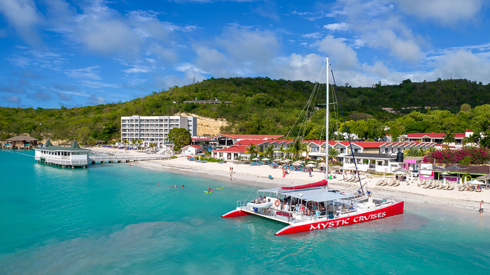 Как и здесь, в бухте Лигнум Витае, на Антигуа также много бухт, полностью обустроенных для туризма.