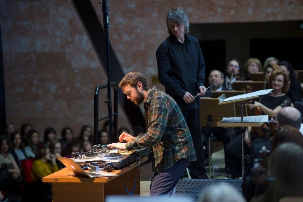 В этот вечер Омский академический симфонический оркестр под управлением Дмитрия Васильева исполнит пять произведений. Среди них — две мировые премьеры и одна российская. Фото: Омская филармония