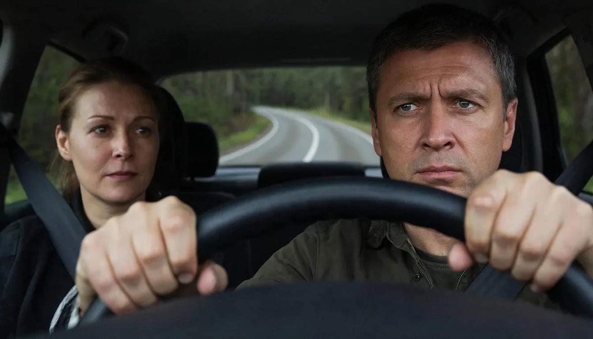 Андрей сжимал руль, костяшки побелели